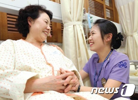 전주효사랑병원 간호사가 환자와 함께 환하게 웃고 있다. © News1