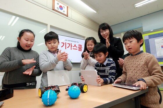  대성동 초등학교 학생들이 사물인터넷이 적용된 로봇을 스마트기기를 통해 체험하는 모습© News1
