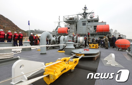 26일 부산 근해에서 해군 신형 구조함인 통영함에서 해군들이 예인기를 시연해보이고 있다. (사진공동취재단) 2014.11.26/뉴스1 © News1 사진공동취재단 기자
