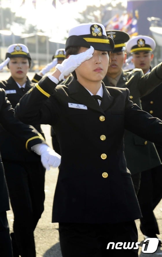 SK최태원 회장의 딸 최민정씨 해군 소위가 거수경례를 하고 있다. 2014.11.26/뉴스1 © News1 최재호 기자