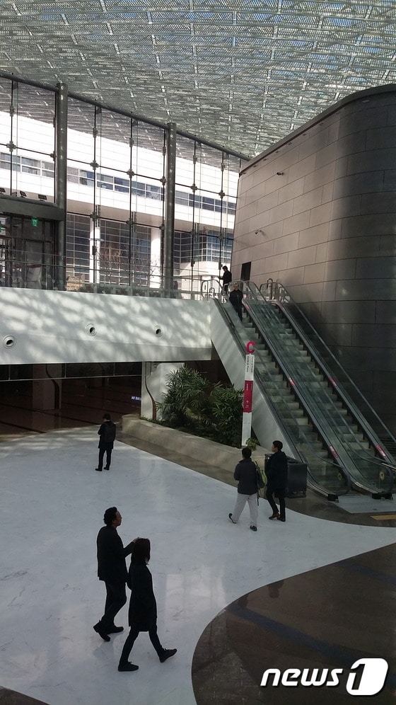 코엑스몰 재개장을 하루 앞둔 26일 쇼핑몰 중앙 센트럴플라자를 행인들이 오가고 있다. © News1