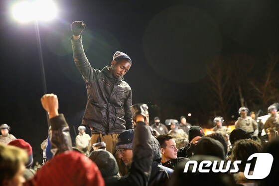 미국 미주리주 퍼거슨에서 25일(현지시간) 흑인 청소년 마이클 브라운(18)을 사살한 대런 윌슨 경관의 불기소 처분에 분노한 시위대가 이틀째 폭동을 일으켰다. © AFP=뉴스1