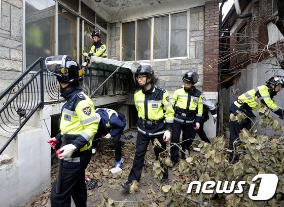 27일 오후 서울 성북구 장위3재개발구역에서 경찰들이 공·폐가 등 범죄취약지역에 대해 일제히 수색을 벌이고 있다. 2014.11.27/뉴스1 © News1 안은나 기자
