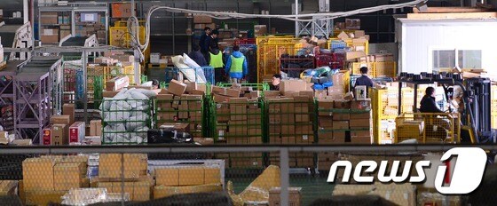 인천공항세관검사장에서 직원들이 국내로 배송된 직접구매 물품을 정리하고 있다. 