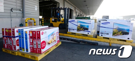 미국의 블랙프라이데이를 앞둔 27일 오후 인천 중구 운서동 인천공항세관검사장에서 직원들이 국내로 배송된 직접구매 물품을 정리하고 있다. 2014.11.27/뉴스1 © News1 박지혜 기자