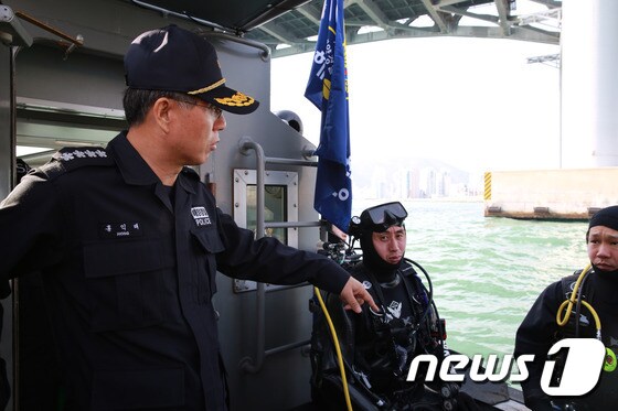 27일 해상 경호구역에서 특공대 요원들을 격려하고 있는 홍익태 해양경비안전본부장. © News1
