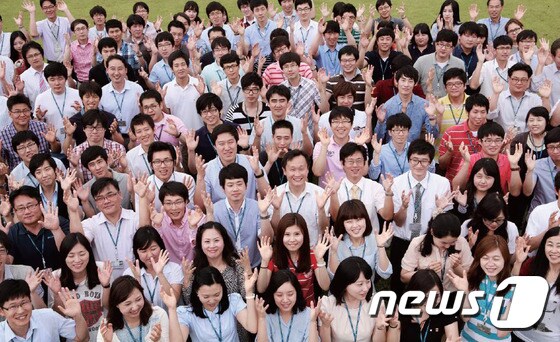 충남 아산 소재 IT업체인 하나마이크론 직원들. © News1