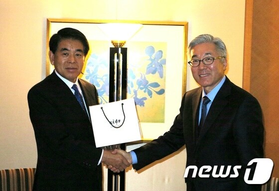 김종덕 문화체육부관광부 장관(오른쪽)이 일본 시모무라 하꾸분 문부과학상을 만나 문화재 반환을 논의하기 위한 협력기구를 제안했다. (문체부 제공) © News1