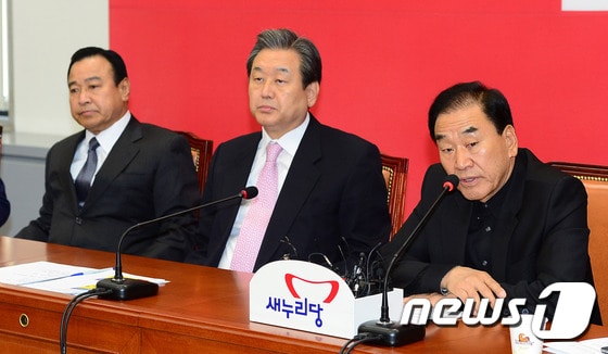 이재오 새누리당 의원(오른쪽)./뉴스1 © News1 박세연 기자