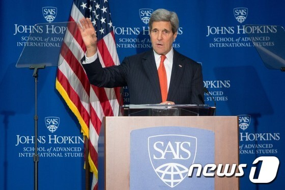 존 케리 미국 국무장관이 4일(현지시간) 존스홉킨스대 국제관계대학원에서 강연하고 있다. © AFP=뉴스1