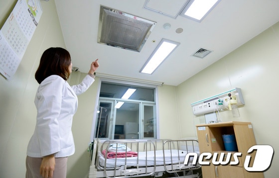 국립중앙의료원 관계자가 에볼라 바이러스 감염 의심환자 발생 시 격리시키는 음압병실(공기 순환이 차단되는 병실)을 설명하고 있다./© News1 박지혜 기자