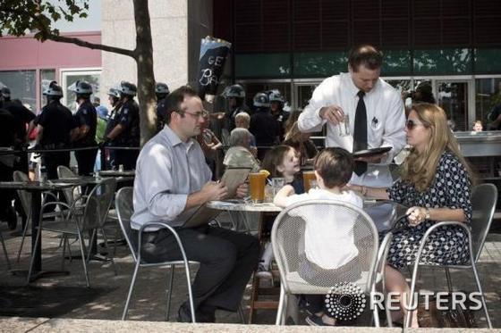 레스토랑에서 식사를 즐기는 미국의 가족. © 로이터=뉴스1