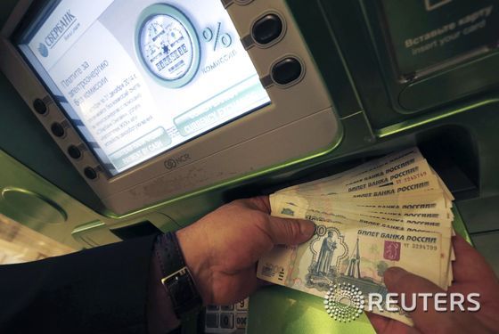 러시아의 한 은행 ATM기계에서 한 남자가 루블화를 인출하고 있다. © 로이터=뉴스1