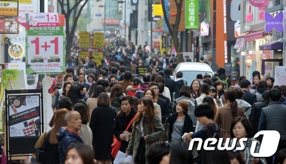 중국인 관광객들이 서울 명동에서 쇼핑을 하고 있다. /뉴스1 © News1 손형주 기자