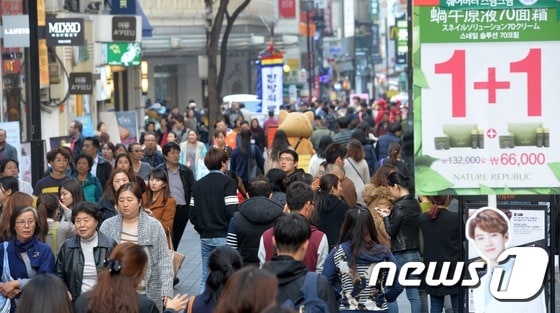 중국인 관광객과 시민들로 붐비는 서울 명동./뉴스1  © News1 손형주 기자