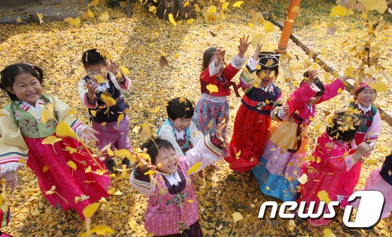 전주시 향교를 찾은 어린이들이 노란 은행잎을 던지며 가을을 즐기고 있다. /뉴스1 © News1 DB
