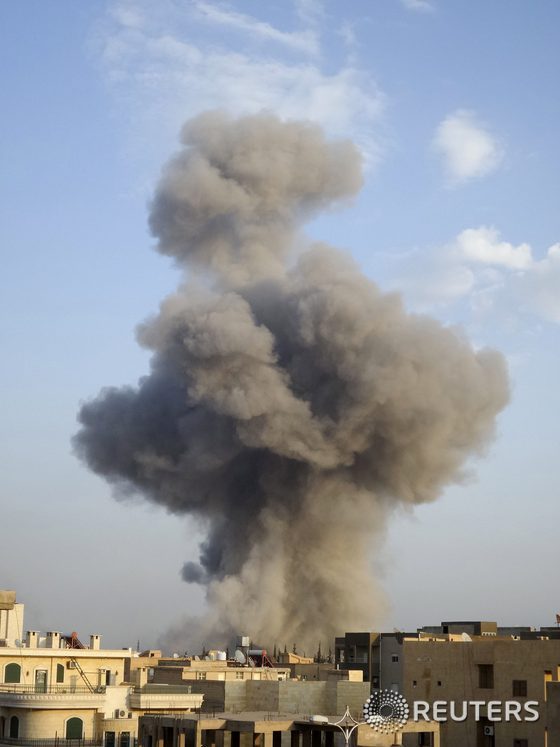 시리아 동부 라카에서 미군의 공습 직후 연기가 피어오르고 있다. © 로이터=뉴스1