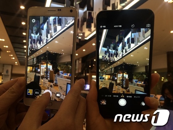 삼성전자의 갤럭시 노트4(왼쪽)와 애플의 아이폰6 플러스 © News1
