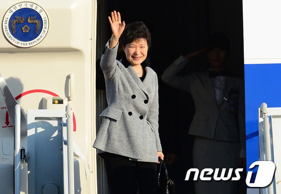 박근혜 대통령이 제22차 아시아·태평양경제협력체(APEC) 정상회의 참석차 중국으로 출국하기 앞서 9일 서울공항에서 전용기에 올라 환송객들을 향해 손을 흔들고 있다.  © News1 한재호 기자