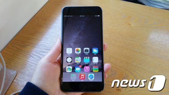 아이폰6와 아이폰6플러스는 홈키를 두번 두드리면 화면이 아래로 내려와 한손으로 사용하기 편하도록 마련됐다.© News1