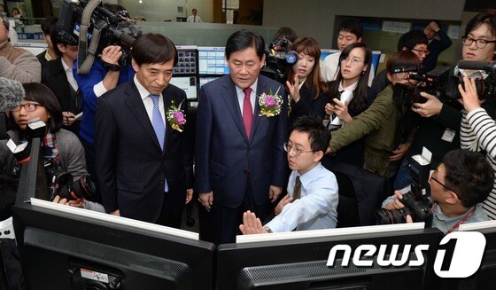 최경환 부총리와 이주열 한국은행 총재가 위안화 원·위안화 시장을 살펴보고 있다. 