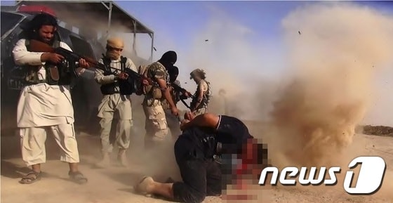 IS 대원들이 이라크 정부군 포로를 처형하고 있다.© AFP=뉴스1