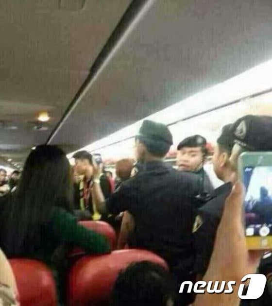 태국 경찰이 항공기 내 난동을 피운 중국인 커플을 체포하고 있다. 사진 출처는 중국 웨이보. © 뉴스1