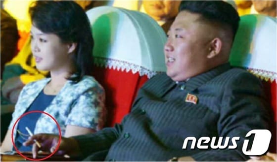 북한 김정은 노동당 제1비서가 잠행에서 복귀후 새로운 담배를 피고 있는 모습이 포착돼 주목된다. 해당 사진은 잠행 전 마지막 공개활동에서 일반 담배를 피고 있는 모습. (사진:노동신문) 2014.12.15/뉴스1 © News1 서재준 기자