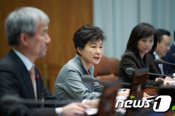 박근혜 대통령이 지난 15일 오전 청와대에서 수석비서관회의를 주재하고 있다. (청와대) 2014.12.15/뉴스1 © News1