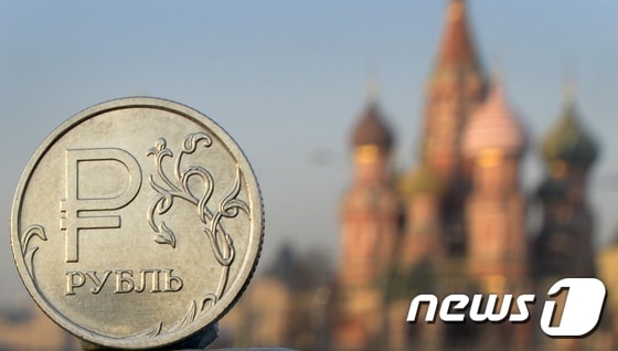 모스크바의 크렘린궁을 배경으로 한 러시아의 루블 동전. © AFP=뉴스1