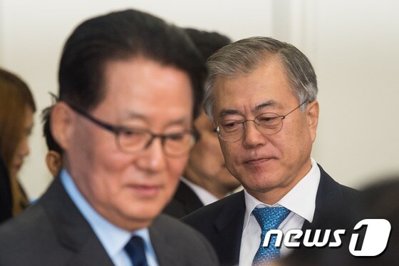 박지원(왼쪽), 문재인 새정치민주연합 의원. 2014.12.17/뉴스1 © News1 유승관 기자