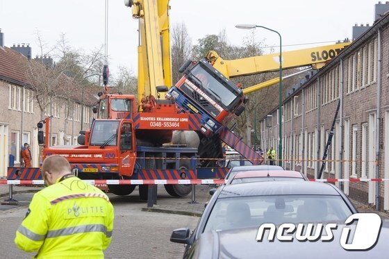 네덜란드에서 13일(현지시간) 한 남성이 여자친구에게 프로포즈를 하기 위해 크레인까지 동원했지만 실수로 이웃집 지붕을 무너뜨렸다. © AFP=뉴스1