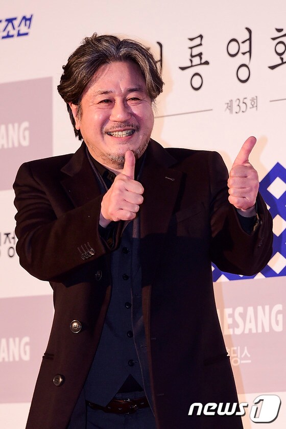 호탕한 이순신 장군님~ 배우 최민식이 지난 17일 오후 서울 종로구 세종문화회관에서 열린 