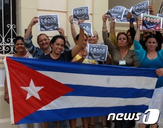 17일(현지시간) 쿠바 주민들이 미국과의 국교정상화 소식에 국기를 흔들며 기뻐하고 있다.© AFP=뉴스1
