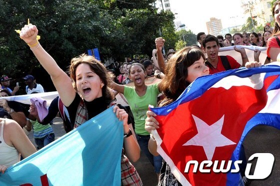 17일(현지시간) 쿠바 아바나 주민들이 미국과의 국교정상화와 미국에 억류됐던 쿠바인 3명의 석방 소식을 기뻐하는 거리 행진을 벌이고 있다.© AFP=뉴스1