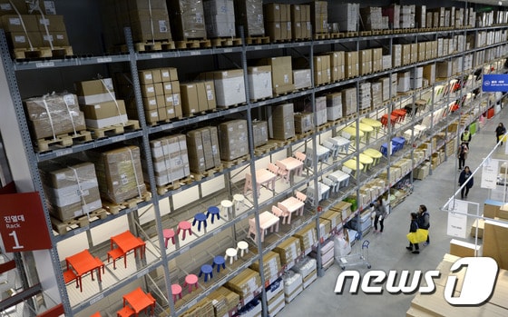 18일 오전 고객들이  이케아 광명점에서 제품을 둘러보고 있다.  2014.12.18/뉴스1 © News1 안은나 기자