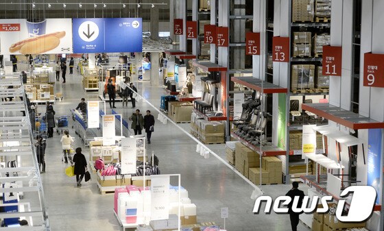 18일 오전 이케아 광명점 내 고객들이 제품을 둘러보고 있다. 2014.12.18/뉴스1 © News1 안은나 기자