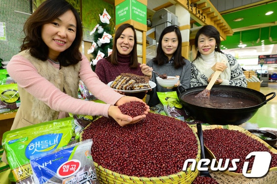 서울 양재동 농협하나로클럽에서 농협유통 관계자들이 다가오는 동지를 맞아 국내산 팥을 선보이고 있다. © News1 민경석 기자