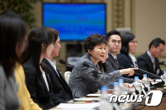 박근혜 대통령이 지난 18일 청와대에서 열린 제6차 청년위원회 회의에 참석해 모두발언을 하고 있다. (청와대) 2014.12.18/뉴스1 © News1 이광호 기자