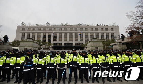 19일 오전 경찰들이 통합진보당 해산심판청구 선고가 열리는 서울 종로구 헌법재판소를 둘러싸고 있다. 2014.12.19/뉴스1 © News1 손형주 기자