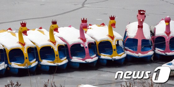 강원 춘천시 공지천 오리배 선착장 인근이 얼음으로 꽁꽁 얼어붙어 있다./뉴스1 © News1 황준 기자