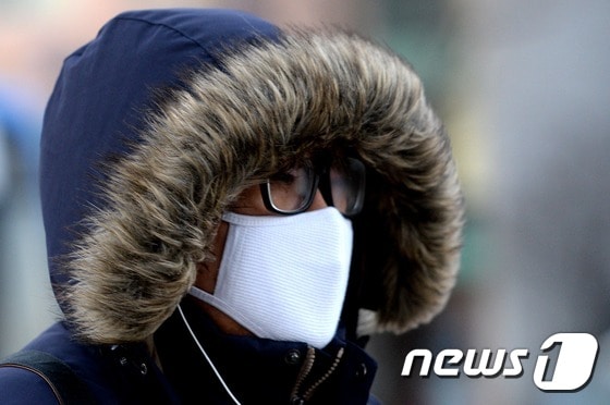연일 추운 날씨가 계속되는 가운데 한 시민이 출근길 발걸음을 재촉하고 있다. © News1 손형주 기자
