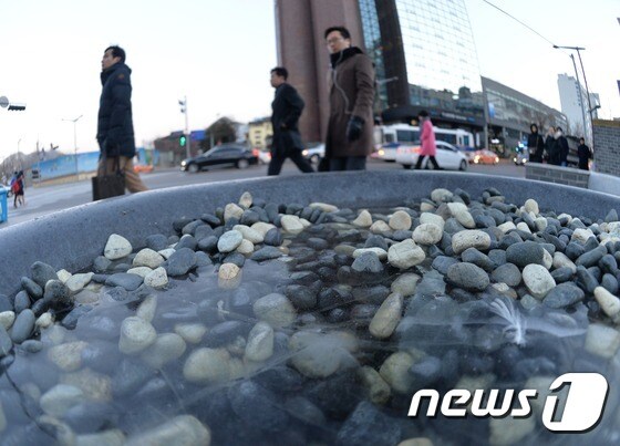 서울 안국역 부근에서 시민들이 출근길 발걸음을 재촉하고 있다. (자료사진) © News1 손형주 기자