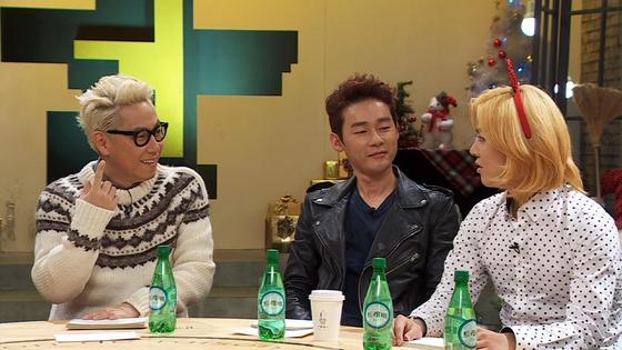 오는 21일 방송되는 ´속사정 쌀롱´에서는 크리스마스 카드를 읽어주는 강남의 모습이 공개된다. © JTBC