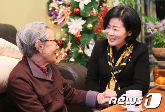 일본군 위안부 할머니 만나는 김희정 장관