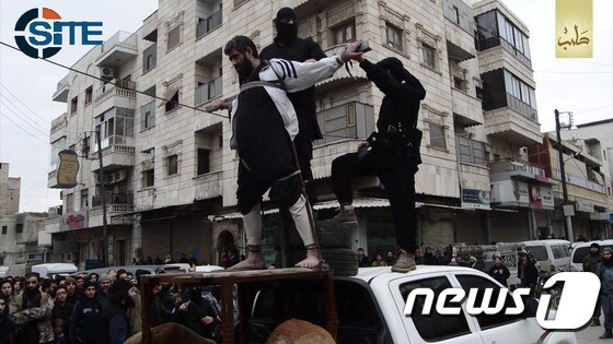 급진 수니파 무장세력 ´이슬람국가(IS)´가 20일 공개한 처형 모습. IS는 알레포 거리 한 복판에서 시리아 정부군 공습을 도운 혐의로 한 남성을 참수했다.(출처=시테)© News1