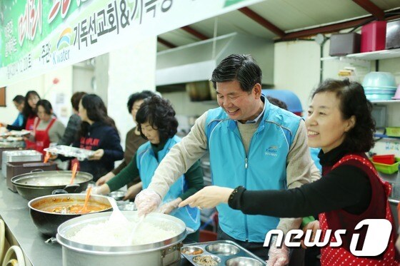 최계운 K-water 사장과 물사랑나눔단원들은 20일 대전역 인근 새나루공동체를 찾아 무료급식, 선물전달, 작은 음악회 등의 봉사활동을 했다. © News1