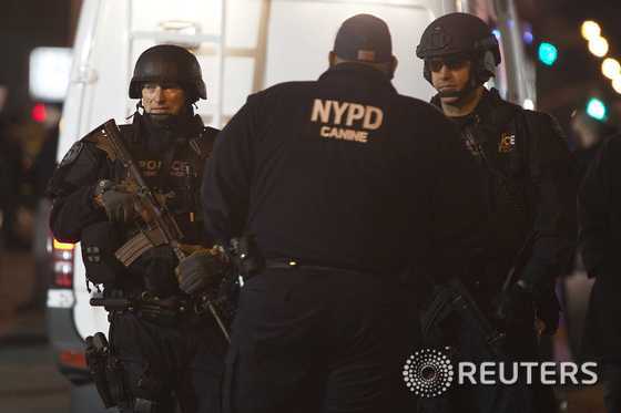 20일(현지시간) 뉴욕 경찰들이 동료 두 명이 총격 살해당한 브루클린의 사건현장을 지키고 있다.© 로이터=뉴스1