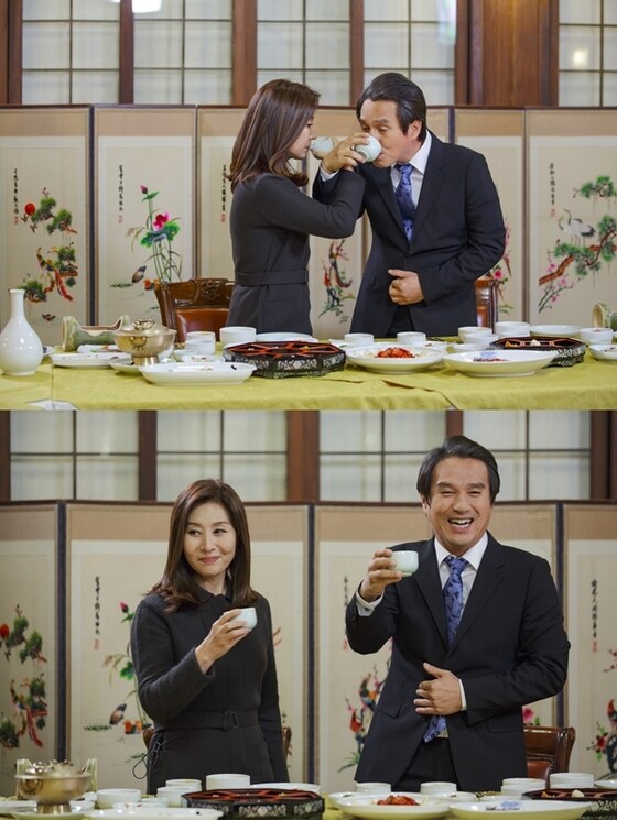 ´펀치´에서 적대적 관계인 조재현, 최명길이 러브샷을 하는 모습이 공개됐다. © SBS