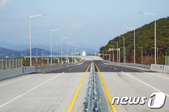 23일 개통 예정인 국도 17호선 도로.© News1